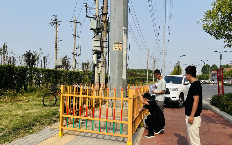 圖為審計人員對照竣工圖紙對建設項目進行現(xiàn)場審核.png